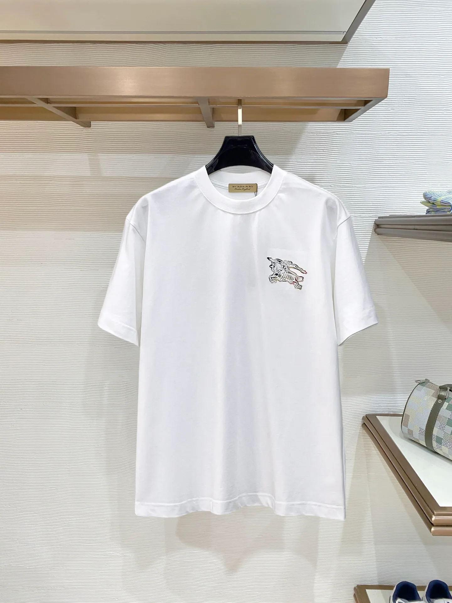 Burberry's high-end top-quality products 🐮2026 Spring and Summer New Arrival first counter, the latest New Arrival short-sleeved round neck T-shirt Premium customized design, avant-garde and fashionable! Brand logo heavy craftsmanship design Premium customized 260g fabric. Soft to the touch. Comfortable to wear. Counter-level exquisite stitching. Fine workmanship. The upper body effect is incomparably handsome! A must-have item for men and women with the same style! Sizes: S~XXL When placing an order, please state your height and weight. The maximum wearing size is 210 pounds (one size larger)